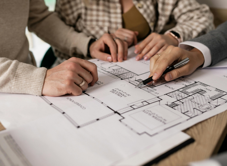 Planung der Umnutzung einer Immobilie von Gewerbe zu Wohnraum anhand eines Grundrisses